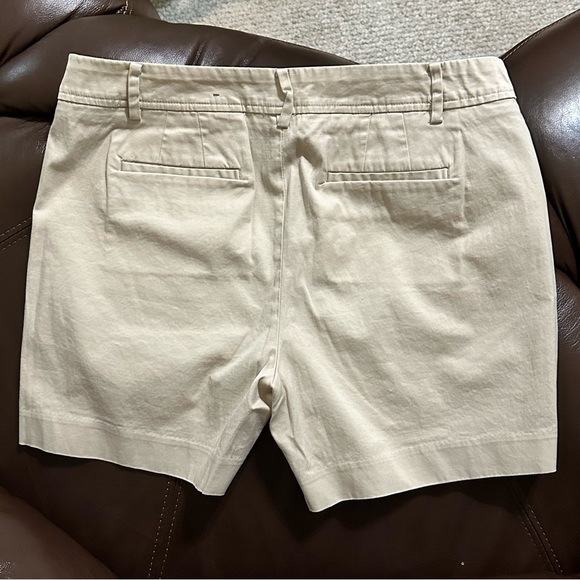 Talbots Perfect Shorts 4.5 inseam in Khaki Size 10 - Picture 2 of 3